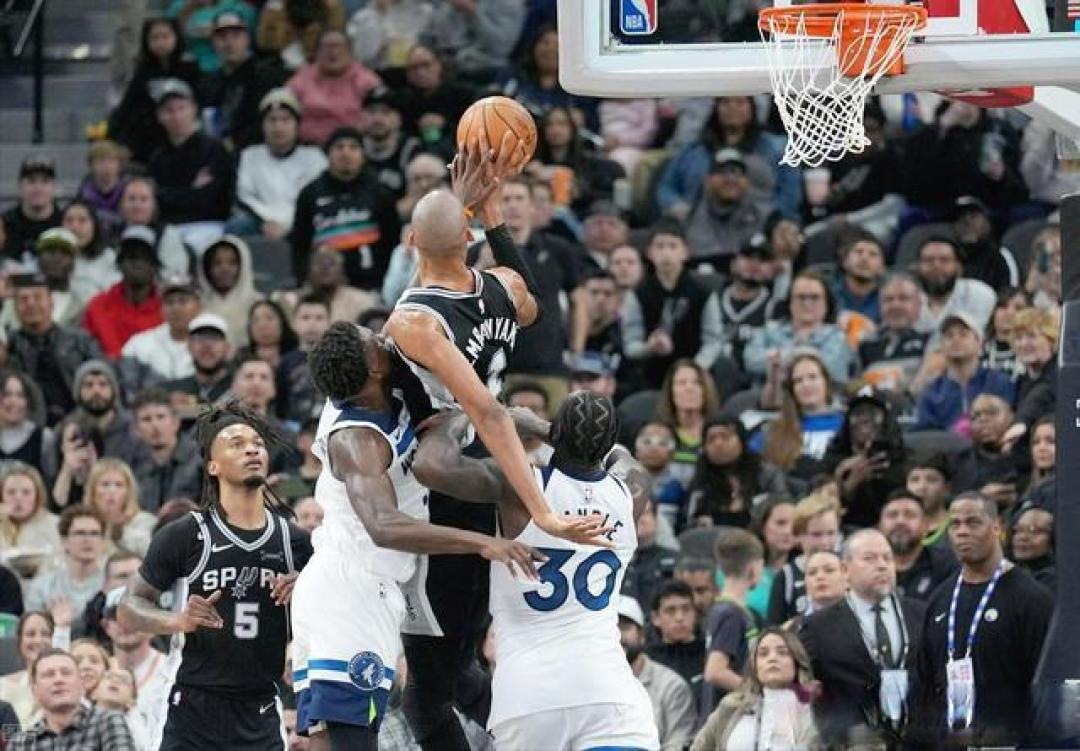 爱游戏APP推荐包含刚刚！凯恩连续三场比赛得分超过绝杀达拉斯独行侠冲刺阶段强势反弹，圣安东尼奥马刺窗口期造点机会的词条