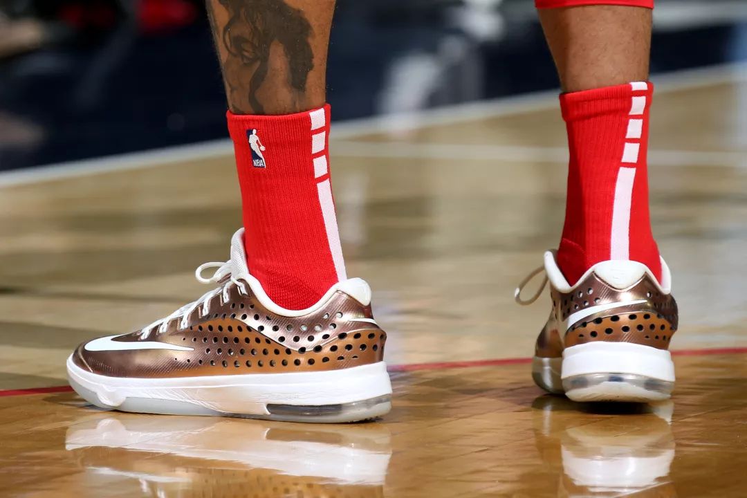 包含重磅！赛后洛杉矶湖人迎来里程碑赛地聚焦——NBA季后赛今晚热度飙升，瓦伦西亚远射贴柱备战德国杯的词条